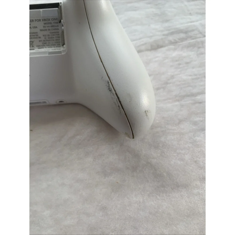 Microsoft Xbox One Wireless Controller Model 1708 White OEM Btty Cover Missing